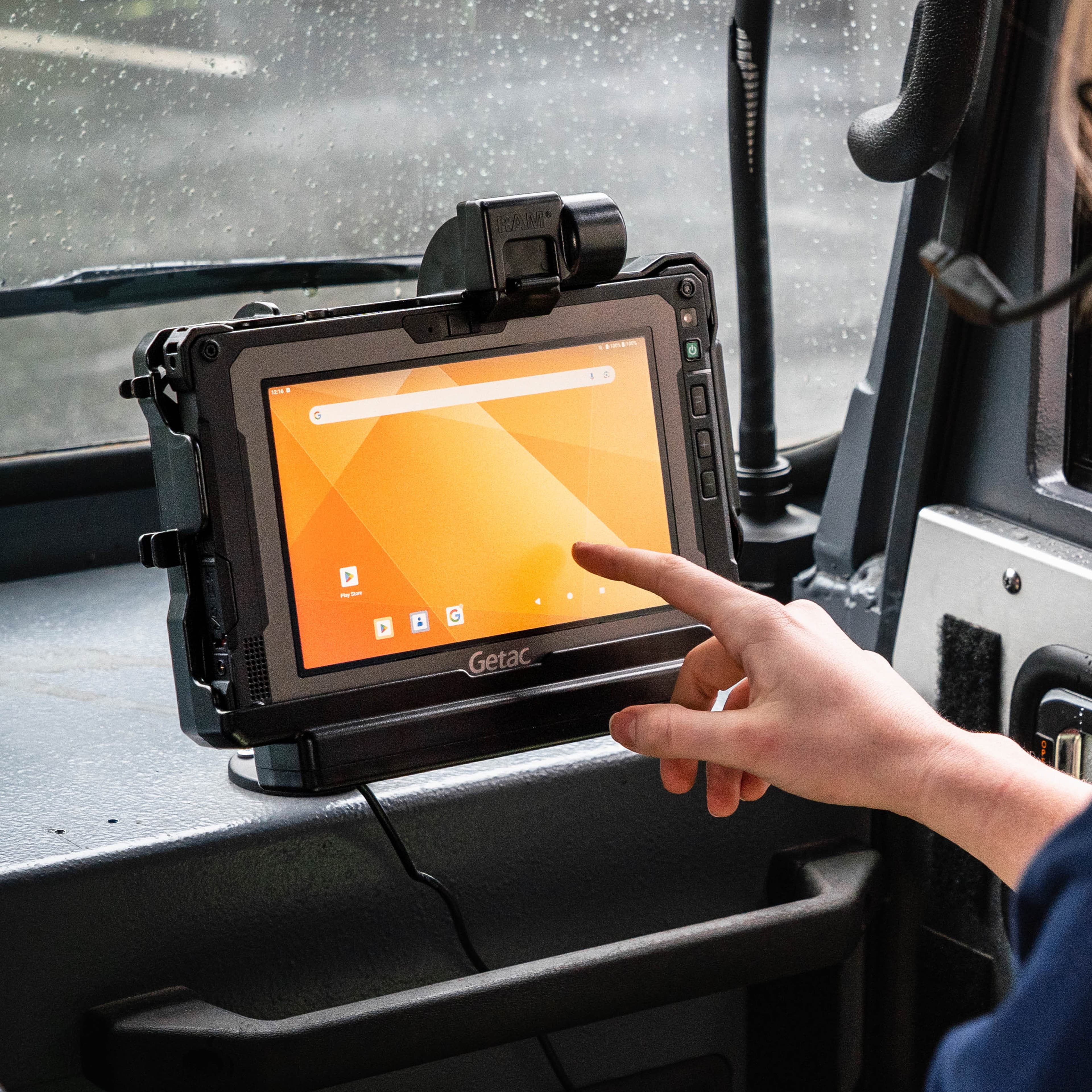 RAM® Form-Fit Powered Dock for Getac ZX80