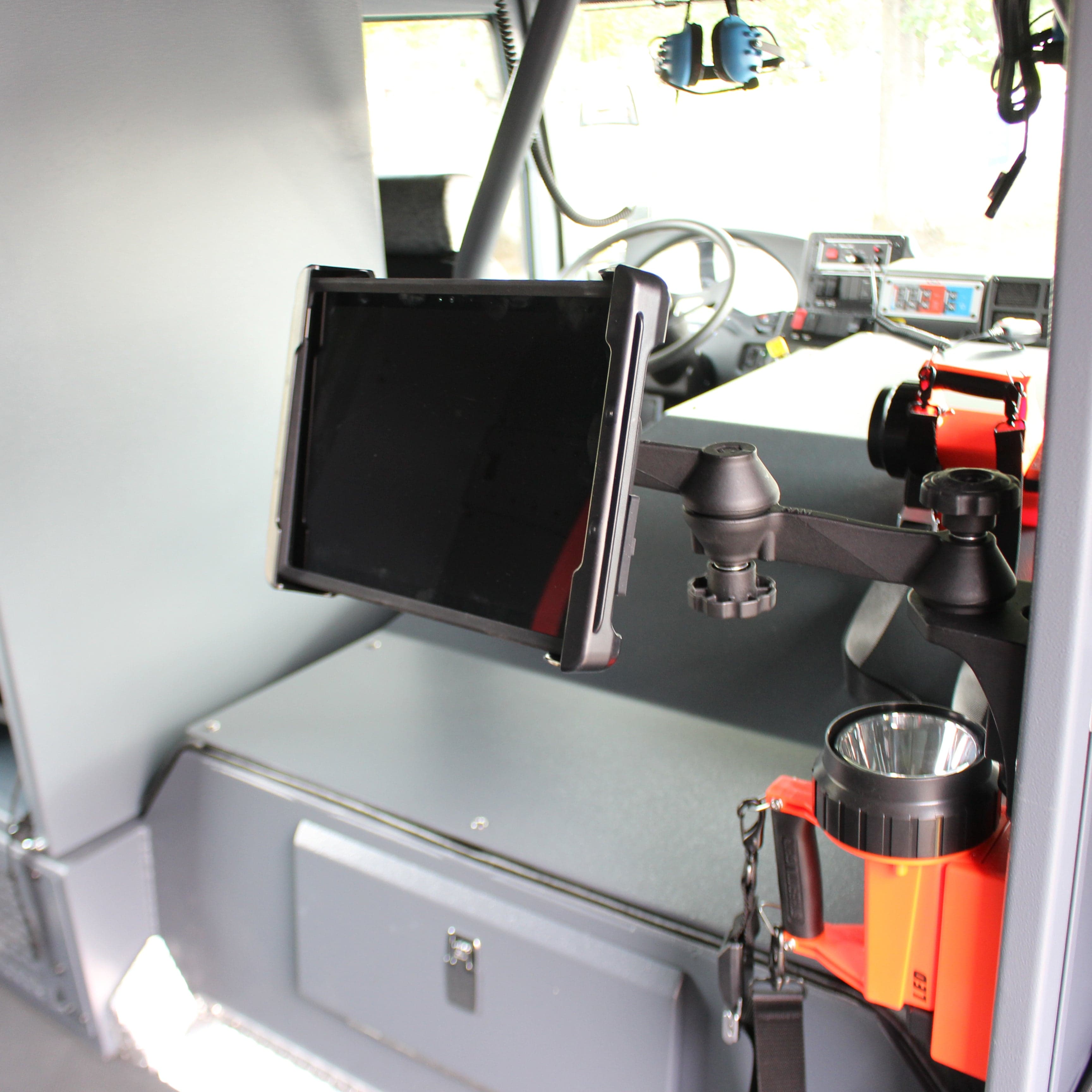 RAM® Vertical 12" (30.5 cm) Swing Arm Mount with Swivel Socket Arm